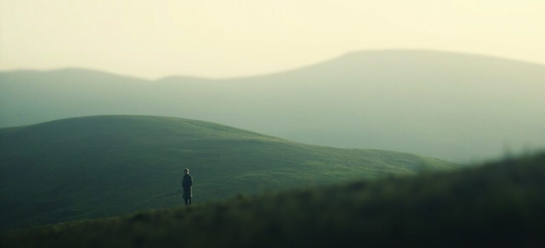 lumière pâle sur les collines: critique, drame intime